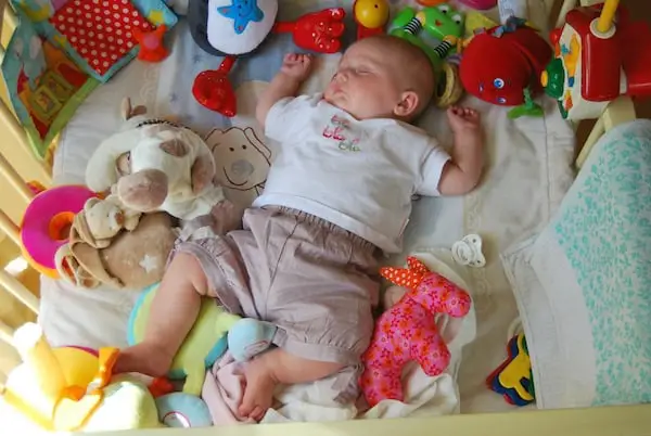 Baby schläft im Kinderbett