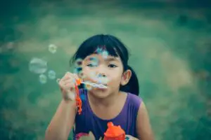 enfant faisant des bulles